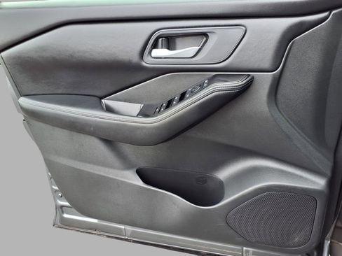 Used 2025 Nissan Rogue SV FWD image 19