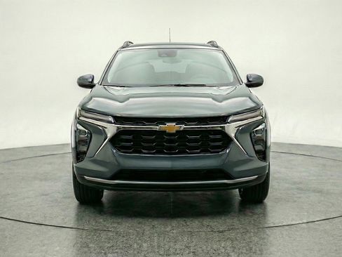 Used 2025 Chevrolet Trax LT w/ LT Convenience Package image 2