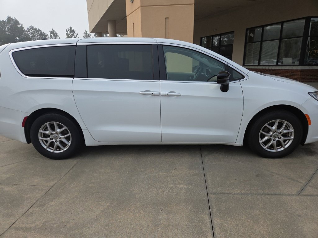 Used 2024 Chrysler Pacifica Touring-L FWD image 16