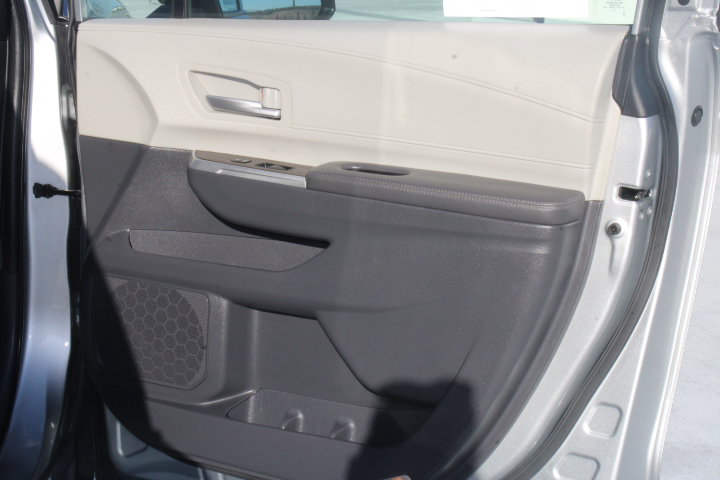 Used 2022 Toyota Sienna XLE FWD image 18