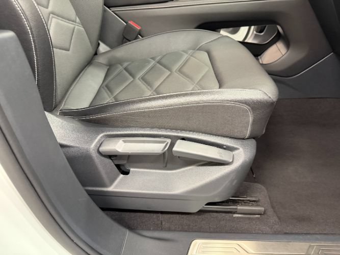 Used 2025 Volkswagen Atlas SE FWD image 32