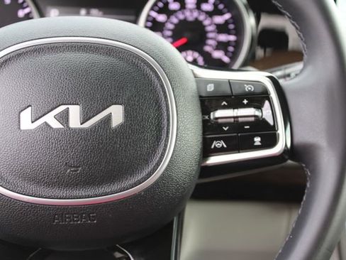 Used 2024 Kia Carnival EX image 21