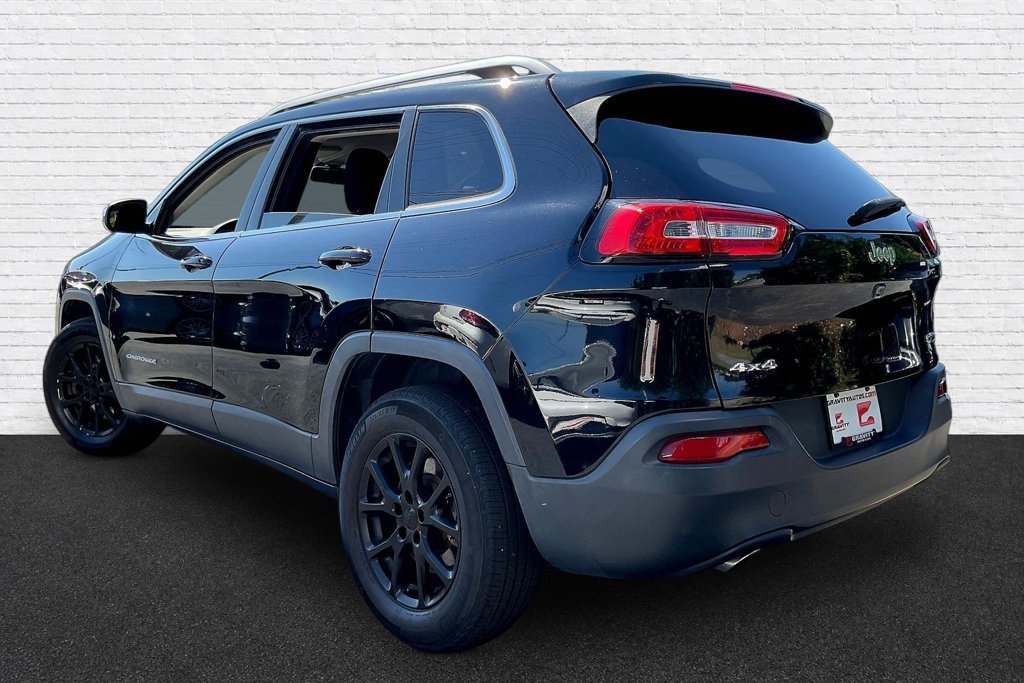 Used 2017 Jeep Cherokee Latitude w/ Cold Weather Group AWD/4WD image 4