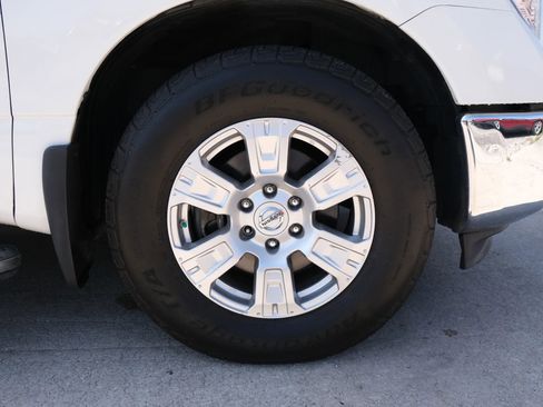 Used 2018 Nissan Titan SV w/ SV Convenience Package RWD image 19