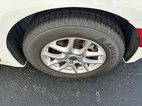 Used 2024 Chrysler Pacifica Touring-L FWD image 9