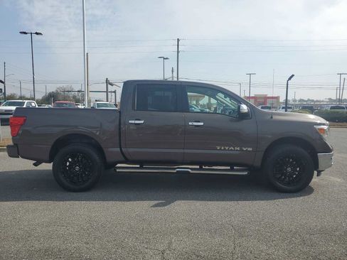 Used 2018 Nissan Titan SL image 7