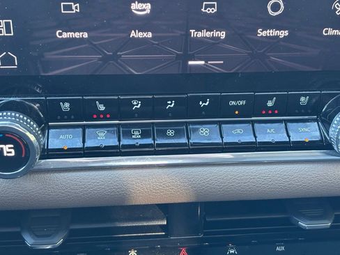 Used 2024 GMC Canyon Denali image 32