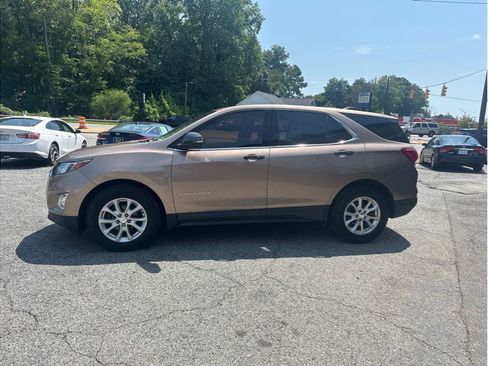 Used 2019 Chevrolet Equinox LT w/ Driver Convenience Package FWD image 4