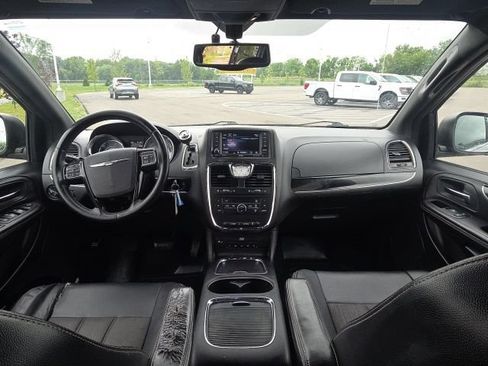 Used 2015 Chrysler Town & Country S FWD image 20