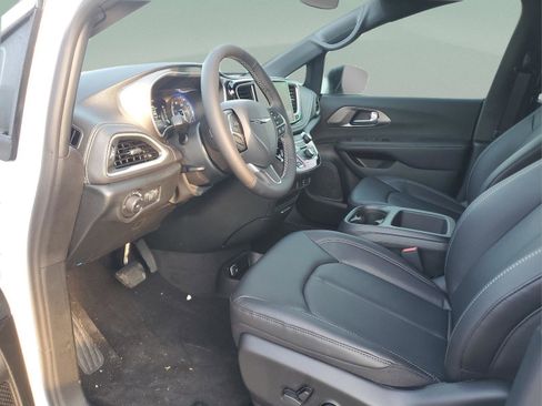 New 2026 Chrysler Pacifica Select AWD/4WD image 18