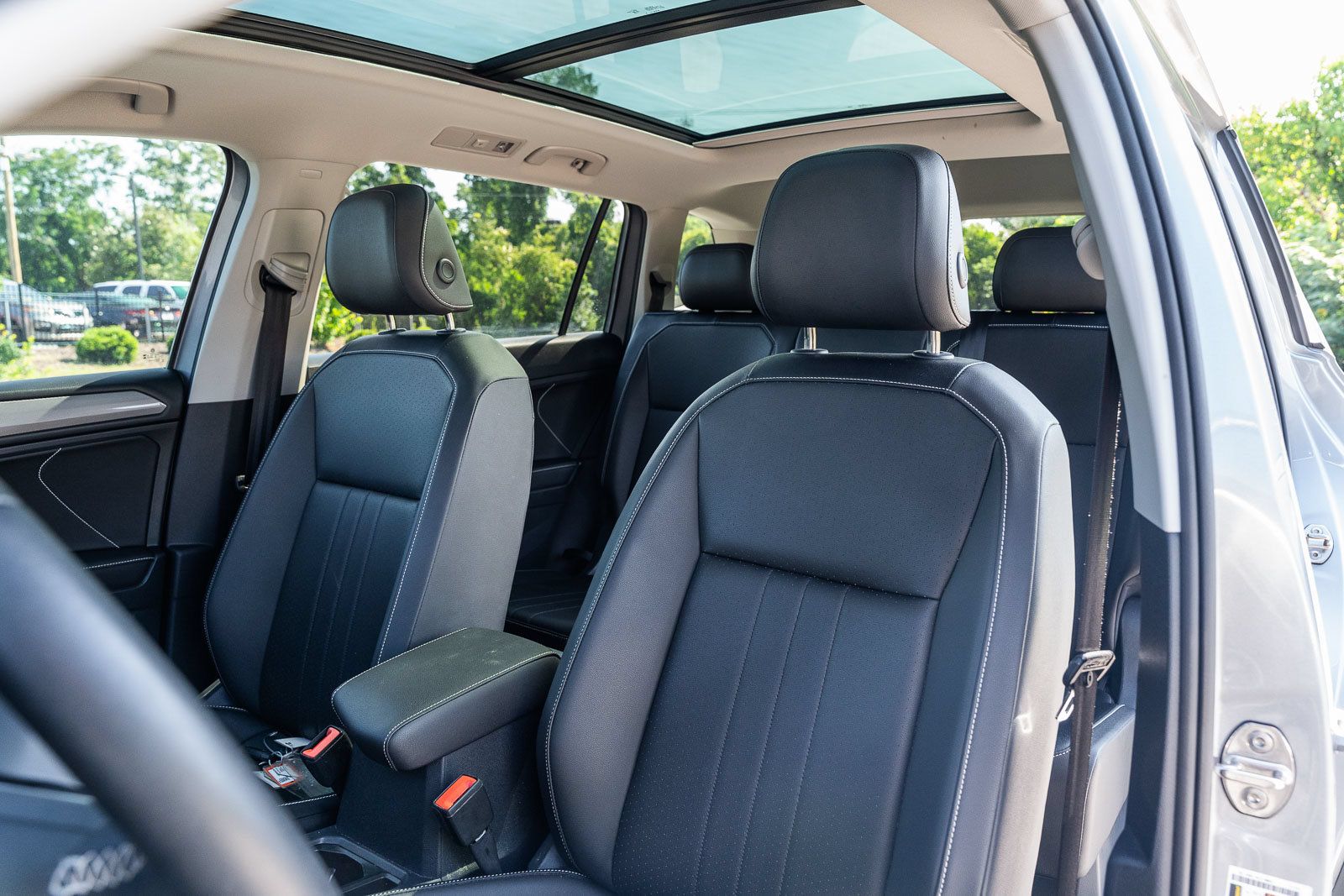 Used 2023 Volkswagen Tiguan SE w/ Panoramic Sunroof Package FWD image 22