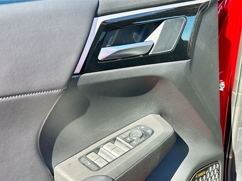 New 2025 Mitsubishi Outlander SE image 13