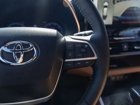 Used 2024 Toyota Highlander Platinum AWD/4WD image 31