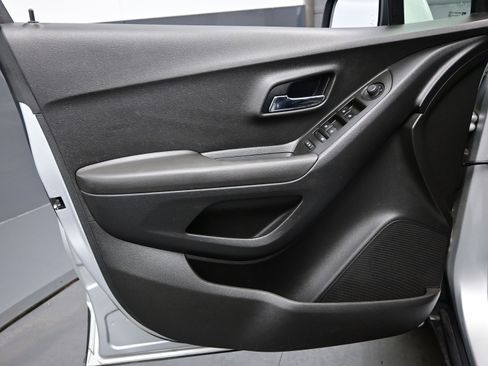 Used 2020 Chevrolet Trax LS FWD image 9