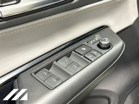 Used 2021 Toyota Venza LE w/ Carpet Mat Package (TMS) AWD/4WD image 19