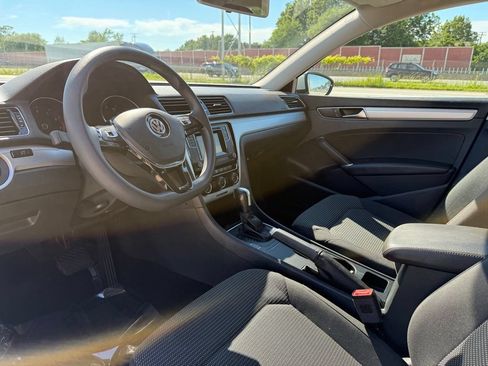Used 2018 Volkswagen Passat 2.0T FWD image 25