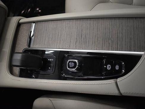 Used 2023 Volvo XC90 B6 Plus image 31