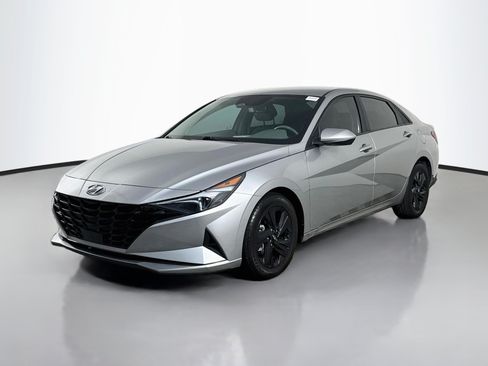 Used 2022 Hyundai Elantra SEL w/ Convenience Package FWD image 4
