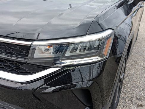 Certified 2022 Volkswagen Taos S image 11