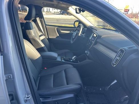Certified 2025 Volvo XC40 B5 Plus AWD/4WD image 15
