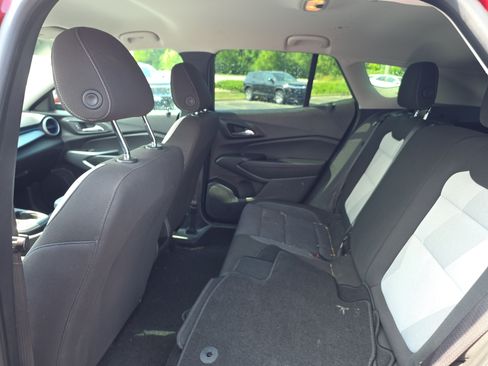 Used 2025 Chevrolet Trax LS w/ LS Convenience Package FWD image 12