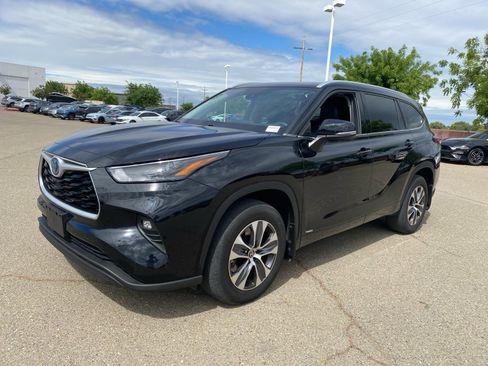 Used 2022 Toyota Highlander XLE image 1