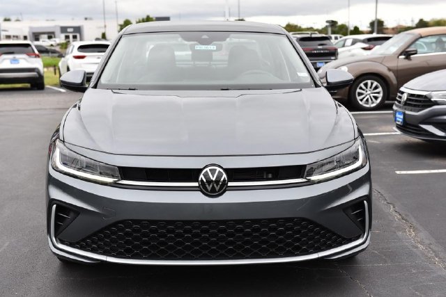 Used 2025 Volkswagen Jetta SE w/ Sunroof Package FWD image 4