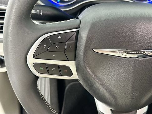 Used 2023 Chrysler Pacifica Touring-L FWD image 22
