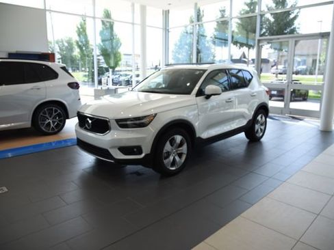 Used 2021 Volvo XC40 T5 Momentum w/ Premium Package AWD/4WD image 2