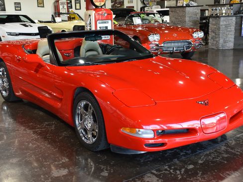 Used 1998 Chevrolet Corvette Convertible w/ Memory Pkg RWD image 2