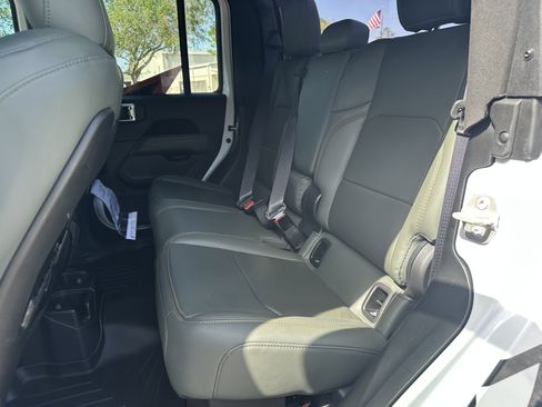 Used 2024 Jeep Gladiator Mojave image 42