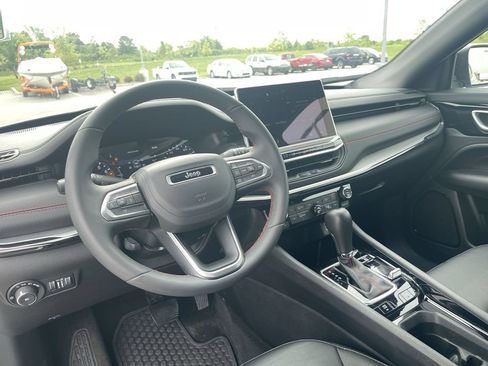 Used 2025 Jeep Compass Trailhawk AWD/4WD image 17