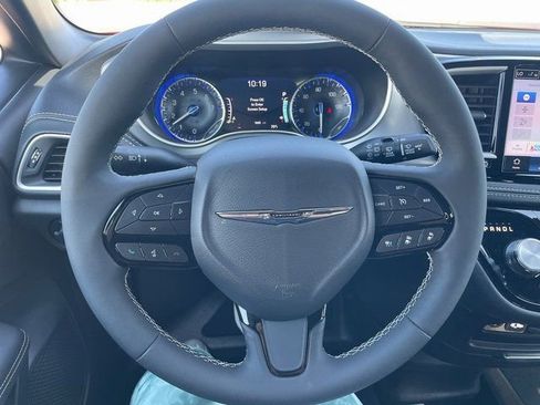 Used 2024 Chrysler Pacifica Touring image 12