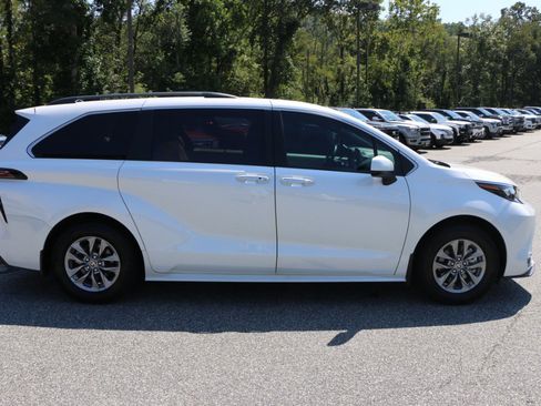 Used 2024 Toyota Sienna XLE w/ XLE Plus Package FWD image 9