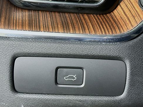 Used 2023 Volvo XC60 B5 Ultimate w/ Protection Package Premier image 17