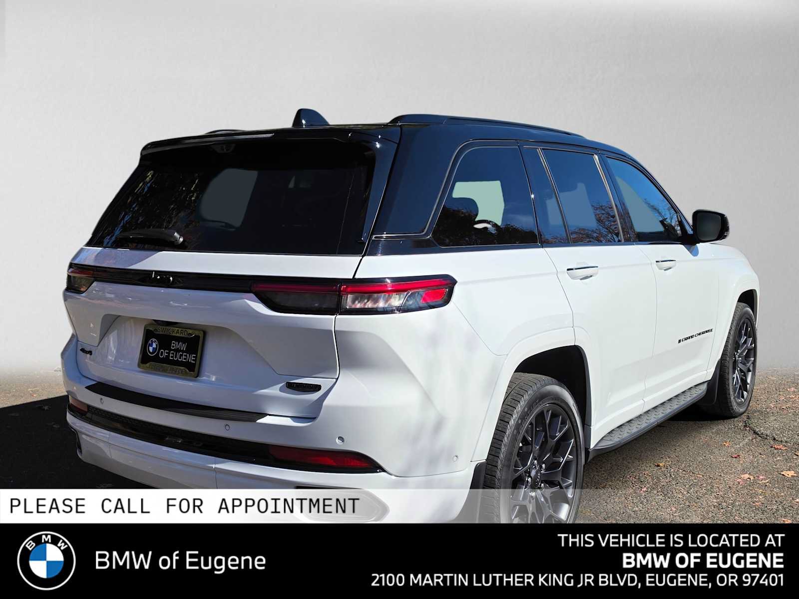Used 2024 Jeep Grand Cherokee Summit AWD/4WD image 3