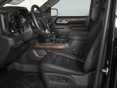 Used 2025 Chevrolet Silverado 1500 LT Trail Boss w/ Convenience Package II AWD/4WD image 12