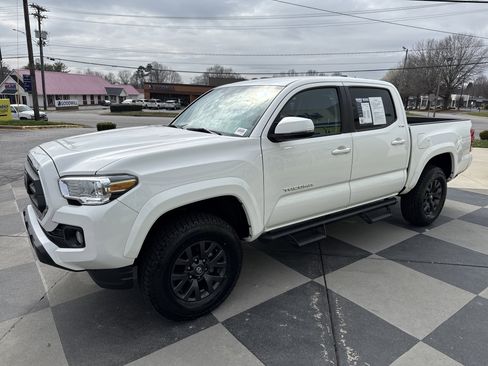Used 2023 Toyota Tacoma SR5 w/ Technology Package image 5