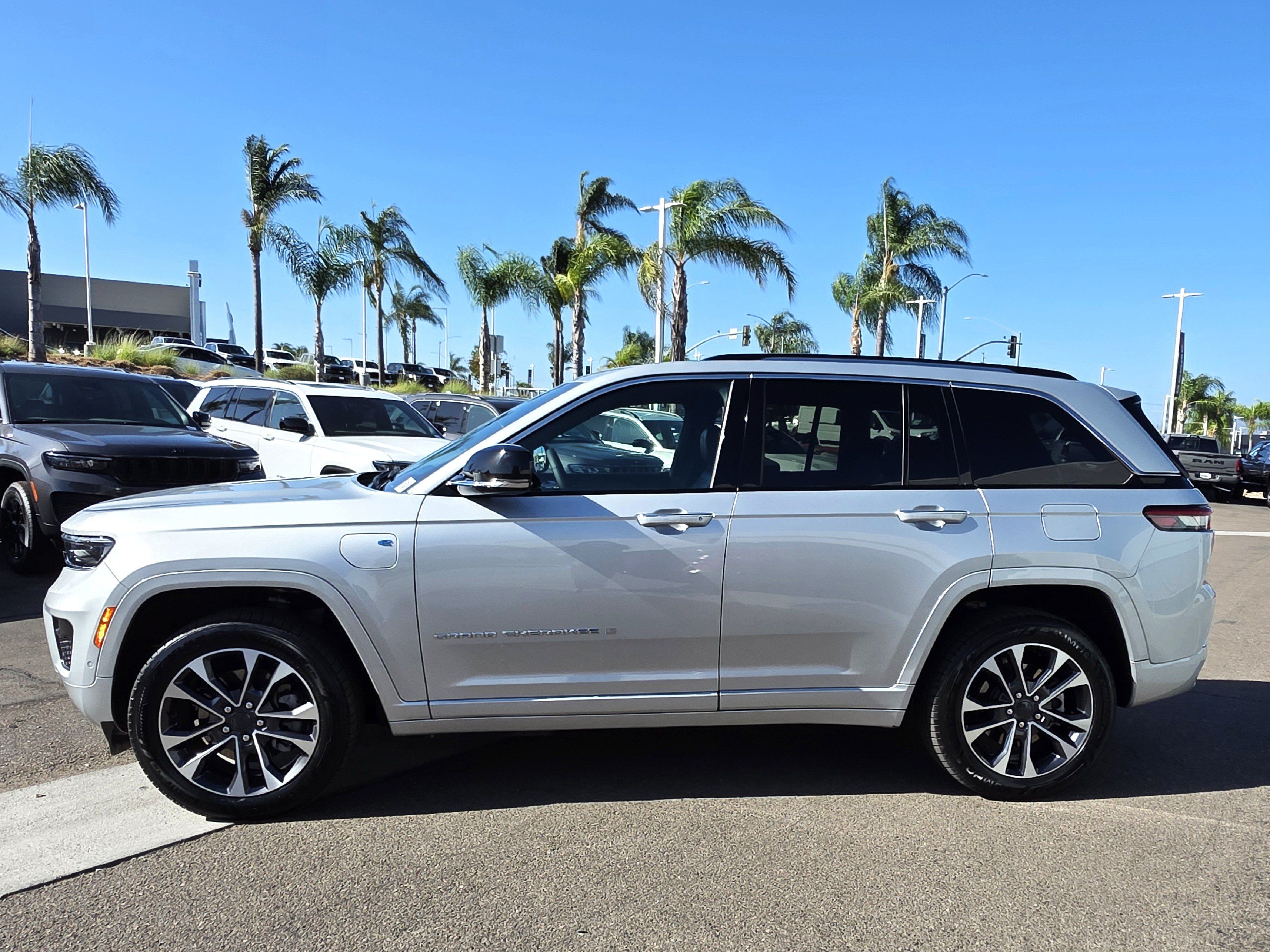 Certified 2023 Jeep Grand Cherokee Overland AWD/4WD image 2