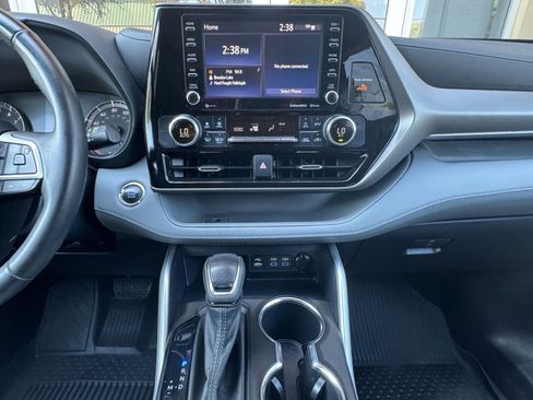 Used 2022 Toyota Highlander LE image 26