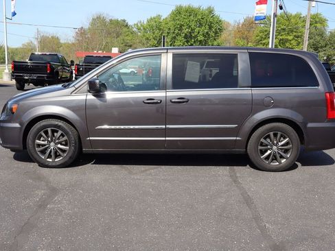 Used 2015 Chrysler Town & Country S w/ Driver Convenience Group FWD image 32