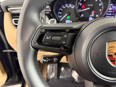 Certified 2025 Porsche Macan Base image 27