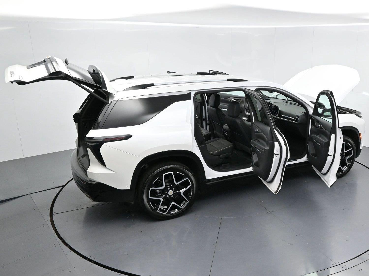 Used 2025 Chevrolet Traverse High Country FWD image 45