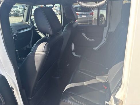 Used 2017 Jeep Wrangler Unlimited Sahara w/ Connectivity Group AWD/4WD image 10