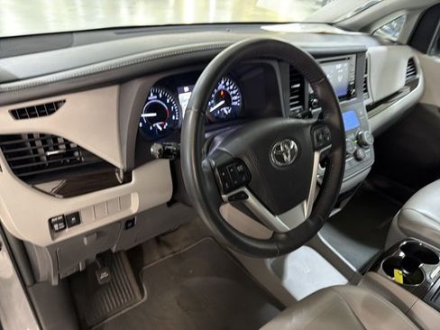 Used 2018 Toyota Sienna XLE FWD image 9