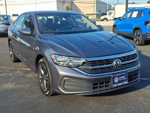 Certified 2023 Volkswagen Jetta SE w/ Panoramic Sunroof Package FWD image 2