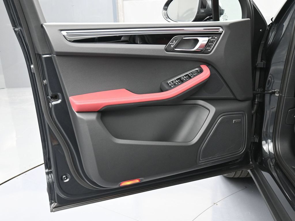 Certified 2026 Porsche Macan AWD/4WD image 15