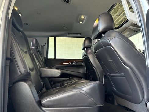 Used 2020 Cadillac Escalade ESV Luxury RWD image 18