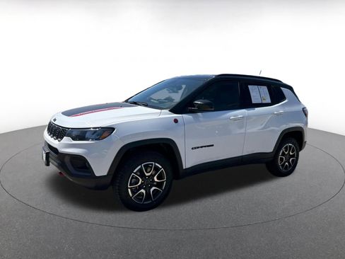 Used 2025 Jeep Compass Trailhawk w/ Trailer Tow Group AWD/4WD image 4