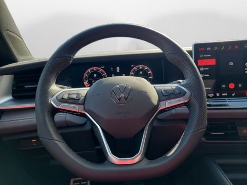 New 2026 Volkswagen Tiguan SE R-Line FWD image 10